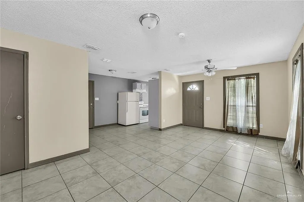3 bed, 1.0 bath, 1780 sqft, $1,100 — Photo 2