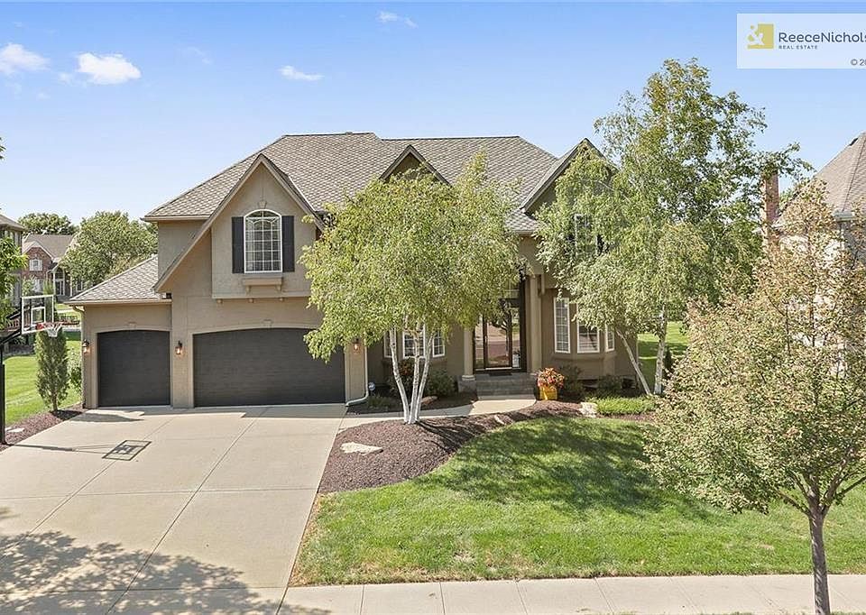 GREAT LOOKING LIONSGATE 2-STORY HOME!!