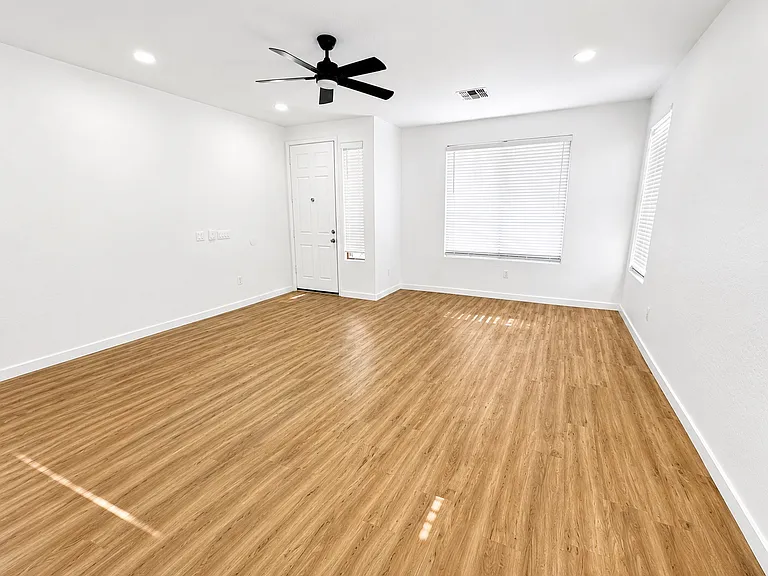 15238 W Custer Ln — Photo 2