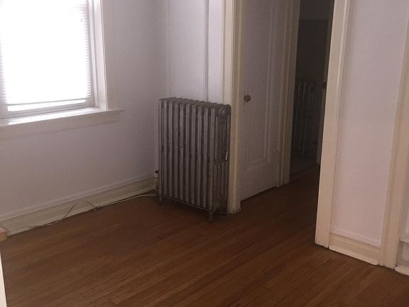 5th image of 1042 W Rosemont Ave