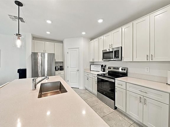 3rd image of 506 BELL PRAIRIE CIRCLE