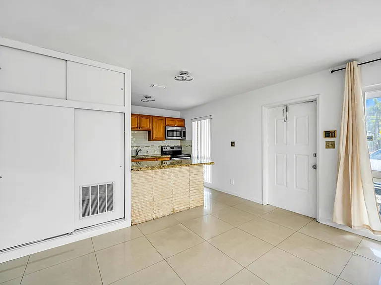 2107 NE 15th Ave — Photo 7