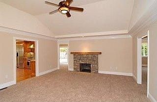 4th image of 916 Lakeview Way