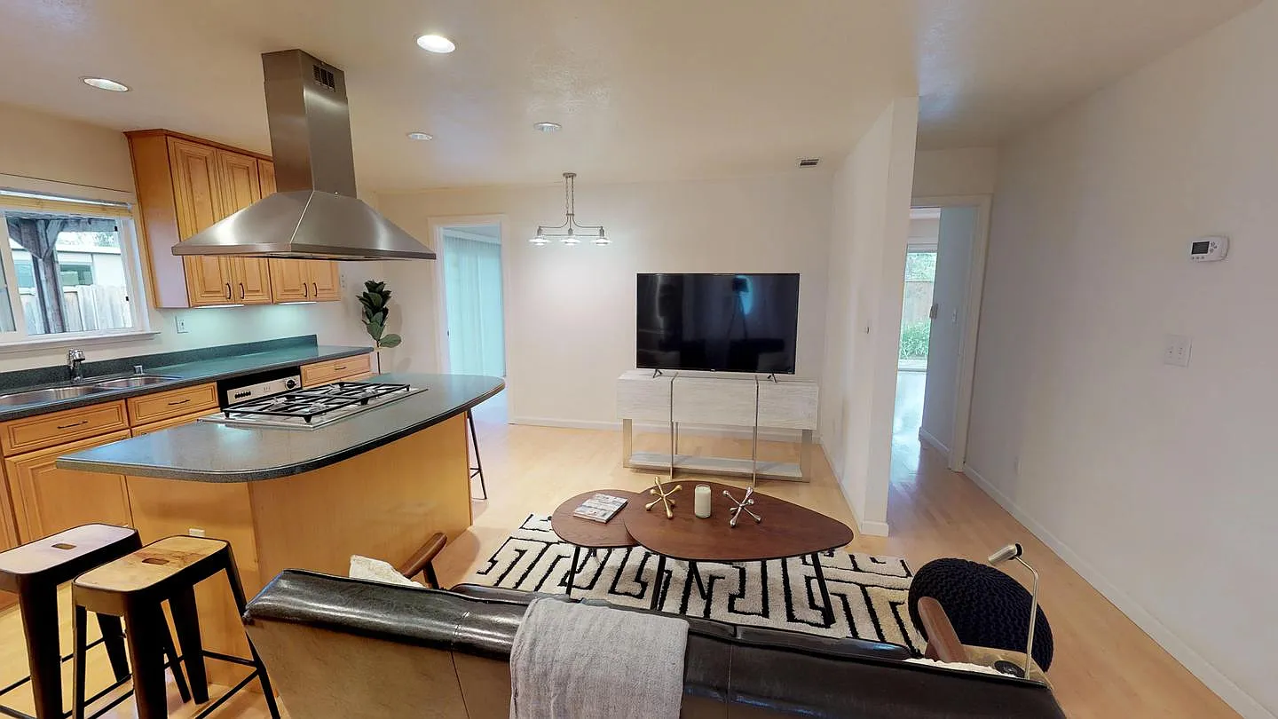 Private Bedroom in Stunning Redwood Shores home by Oracle — Photo 2