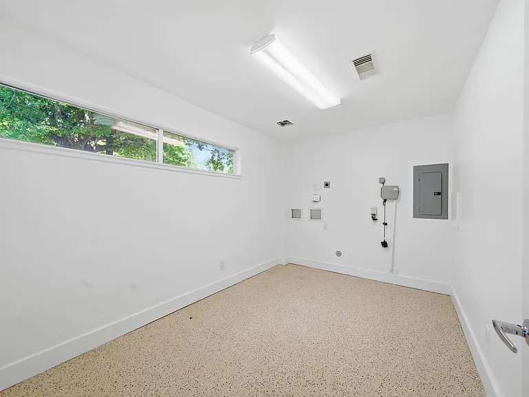 7002 Newcastle St — Photo 9