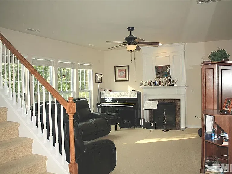 210 Oswego Ct — Photo 6