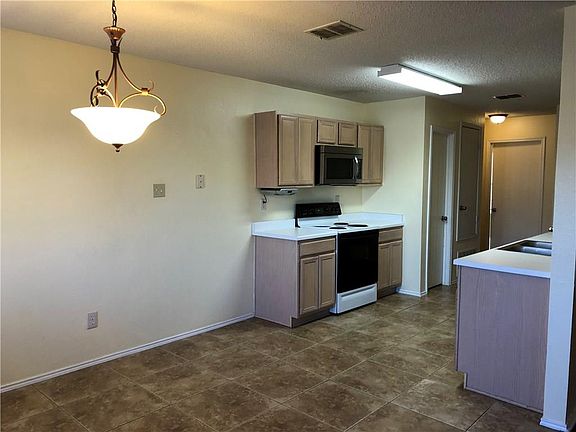 5th image of 2392 Somerset Dr