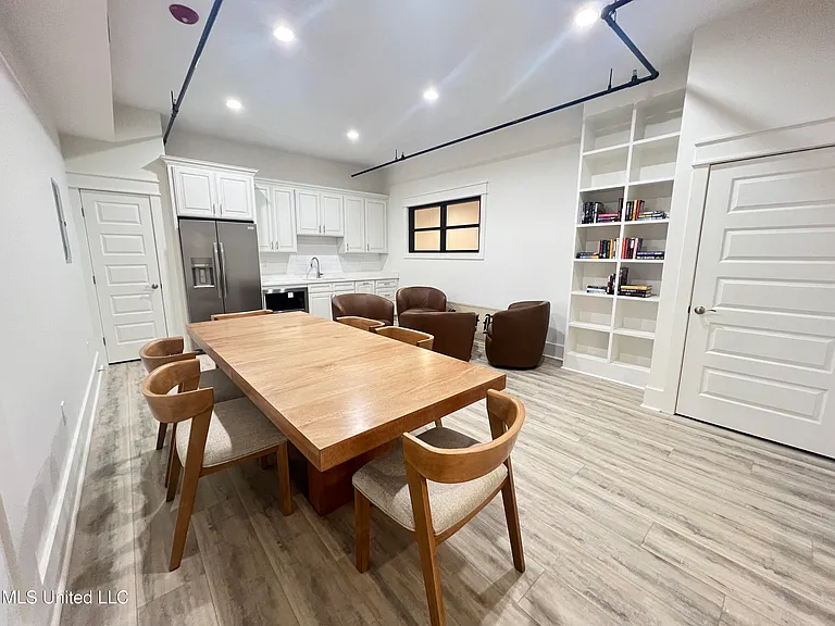 124 Court St — Photo 11