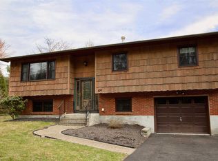 100 Sutton Park Rd, Poughkeepsie, NY 12603