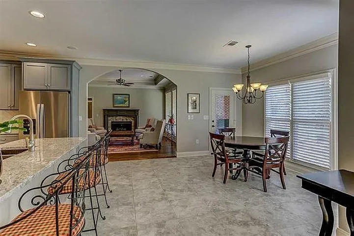 2520 Fox Hill Dr — Photo 12