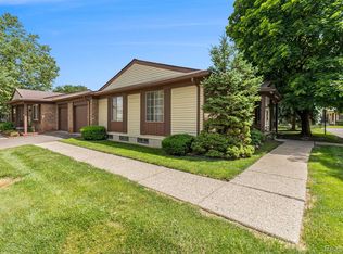 2908 Roundtree Dr, Troy, MI 48083