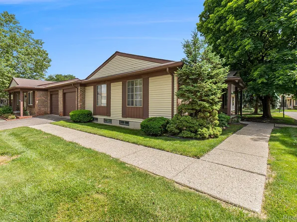 2908 Roundtree Dr, Troy, MI 48083
