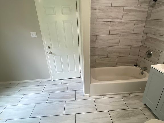 3rd image of 105 SW 43rd St #2