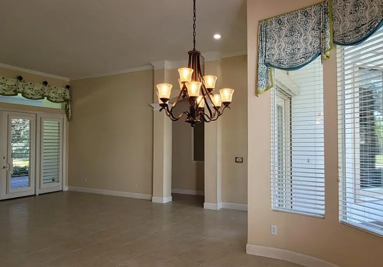 802 Westwood Dr — Photo 3