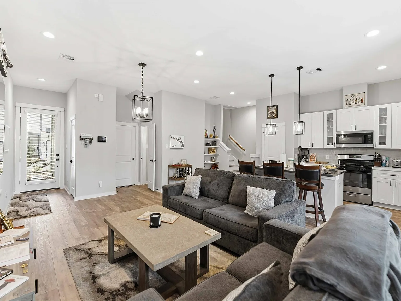 3 bed, 2.5 bath, 1524 sqft, $2,100 — Photo 3