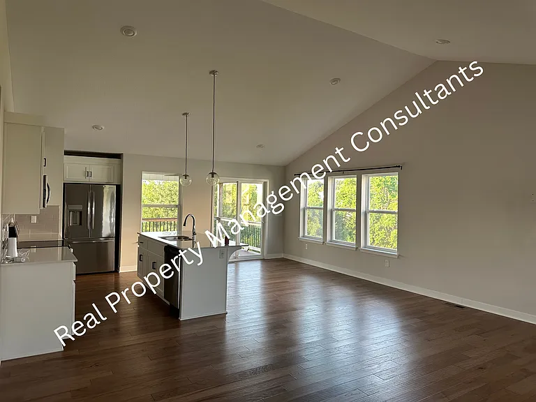 1628 SW Buckthorn St — Photo 3