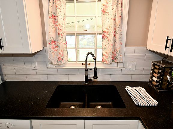 5th image of 3328 Crown Crest Rd