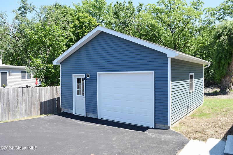 5th image of 9 Manistee Street