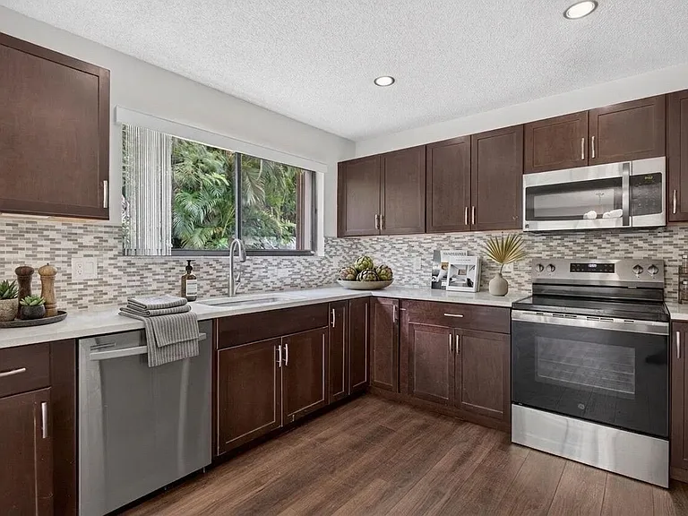 587 NW 38th Ave — Photo 5