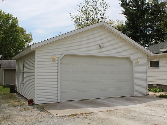 Oversized 2 car garage