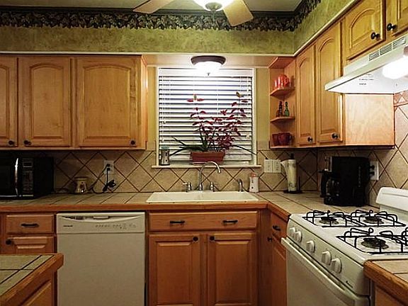 5th image of 318 Magnolia Ln