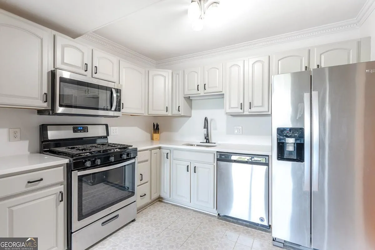 1 bed, 1.0 bath, 742 sqft, $2,000 — Photo 2