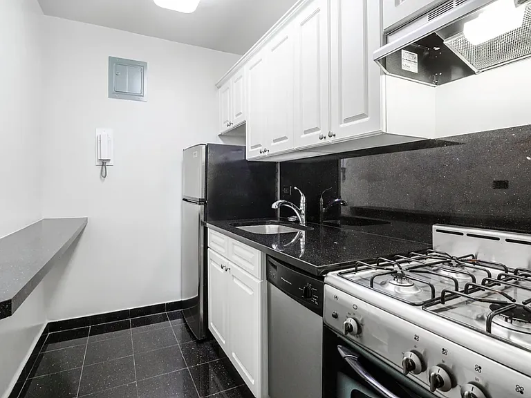 300 E 46th St #8A — Photo 1