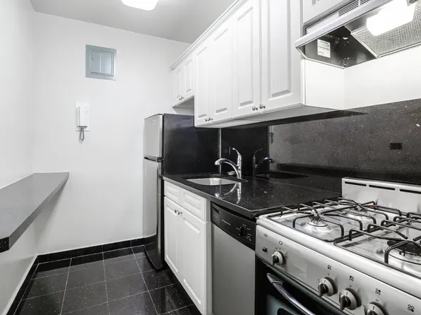 300 E 46th St, New York, NY