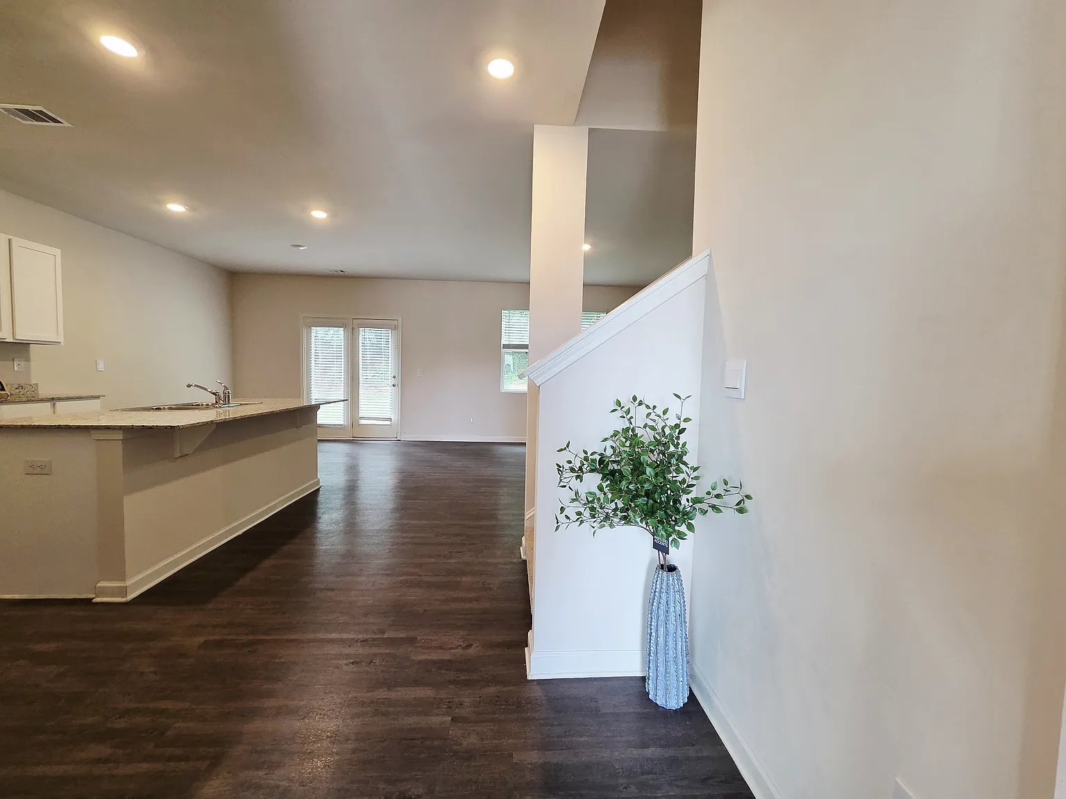 5 bed, 2449 sqft, $2,350 — Photo 2