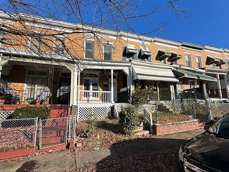 2712 Baker St — Photo 1
