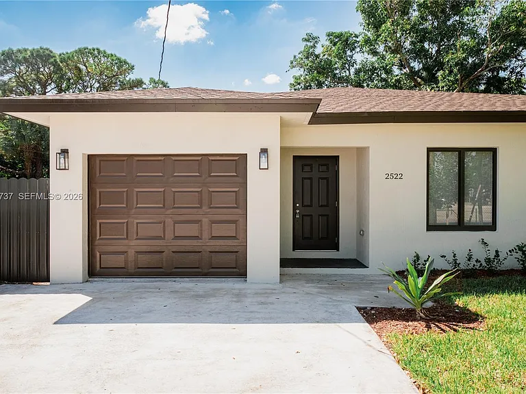 2522 NW 9th Pl — Photo 2