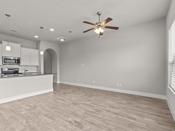 5th image of 325 Featherstone Trl