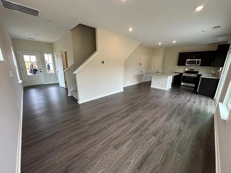 440 Couples Dr — Photo 4