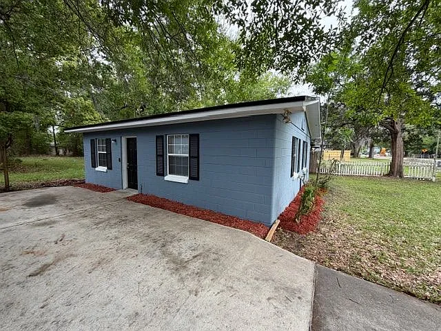 2 bed, 1.0 bath, 950 sqft, $1,395 — Photo 1