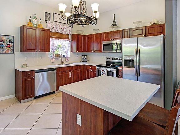 5th image of 1642 SE 16th Avenue