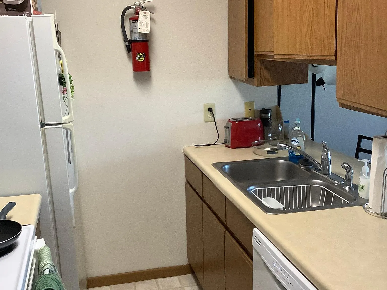 3 bed, 735 sqft, $1,560 — Photo 2