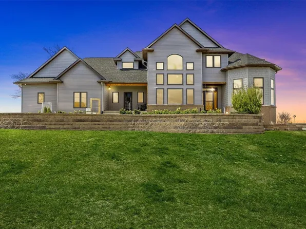 2756 72nd St, Newhall, IA 52315
