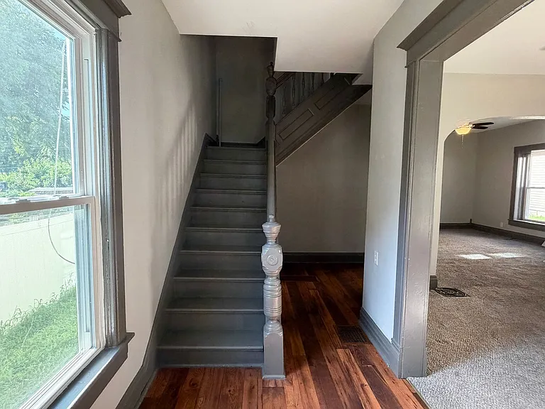 913 W Montgomery St — Photo 4