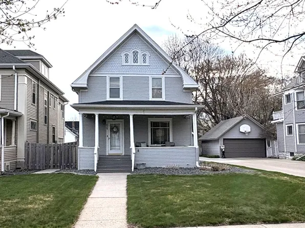429 7th St S, Moorhead, MN 56560