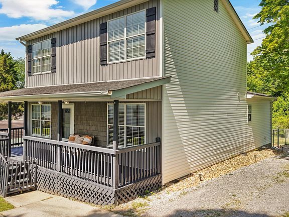 5th image of 2403 Maple Dr