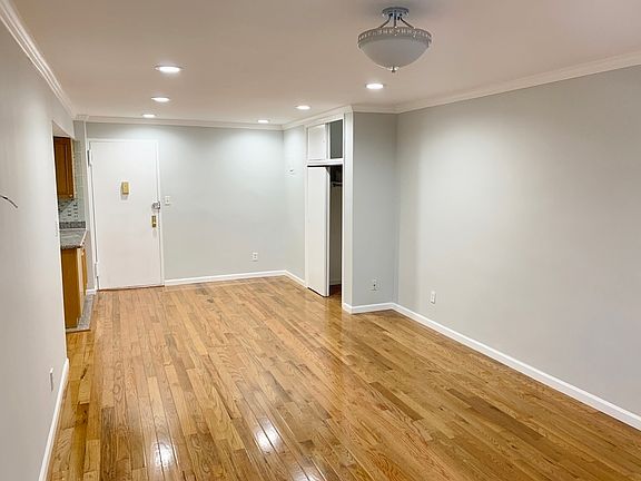 2nd image of 25-34 Crescent St #4E