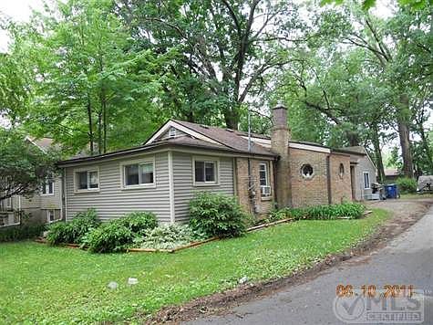 2nd image of 906 Lakeview Dr