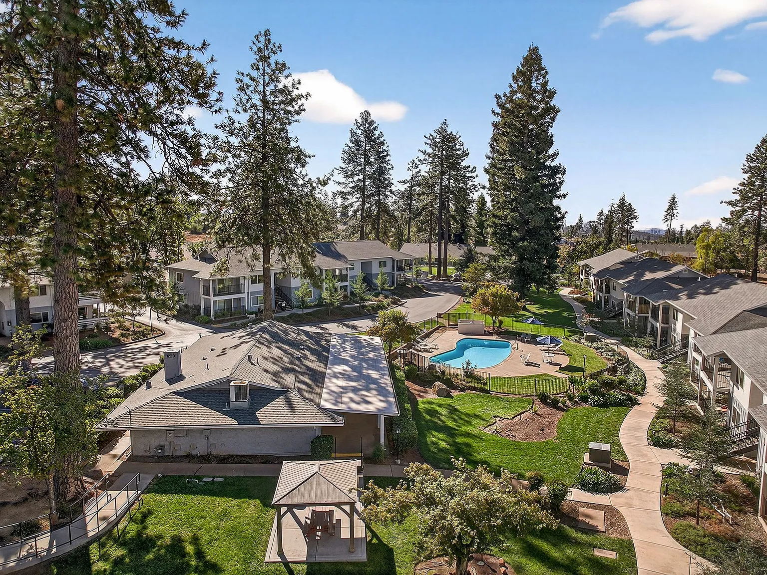 Villa Monterey Apartments — Photo 3