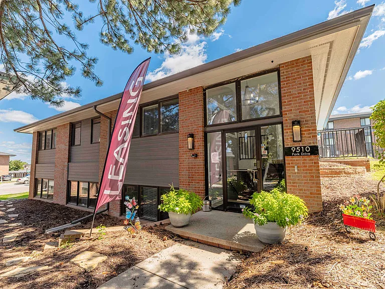 Applewood Pointe Apartments — Photo 8