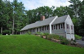 Nice landscaped yard!