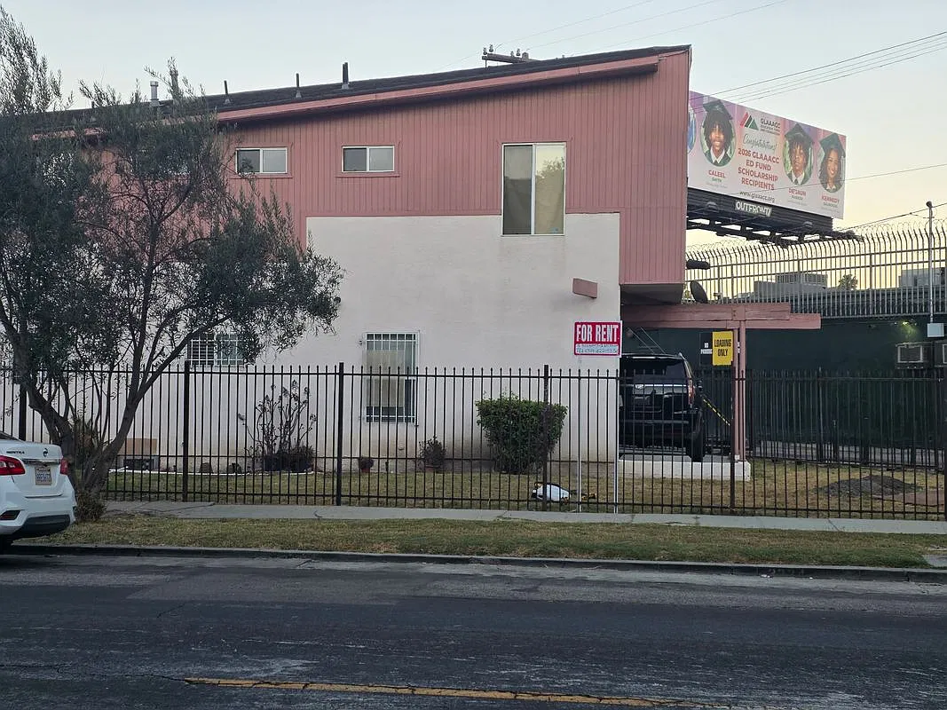 3 bed, 2.0 bath, 924 sqft, $3,350 — Photo 3