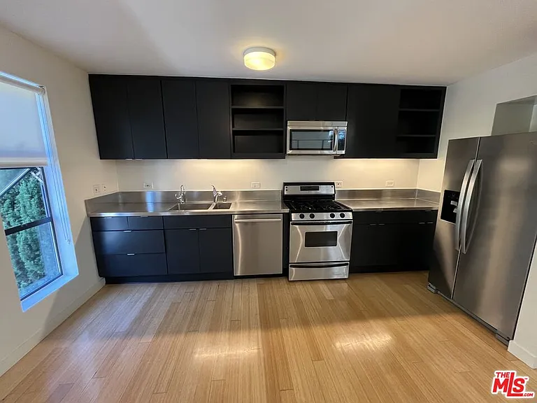 320 Indiana Ave #B — Photo 9