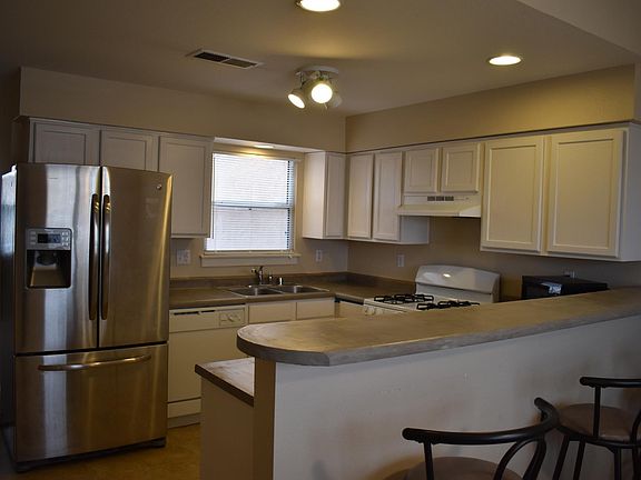 3rd image of 943 Wellesley Dr SE