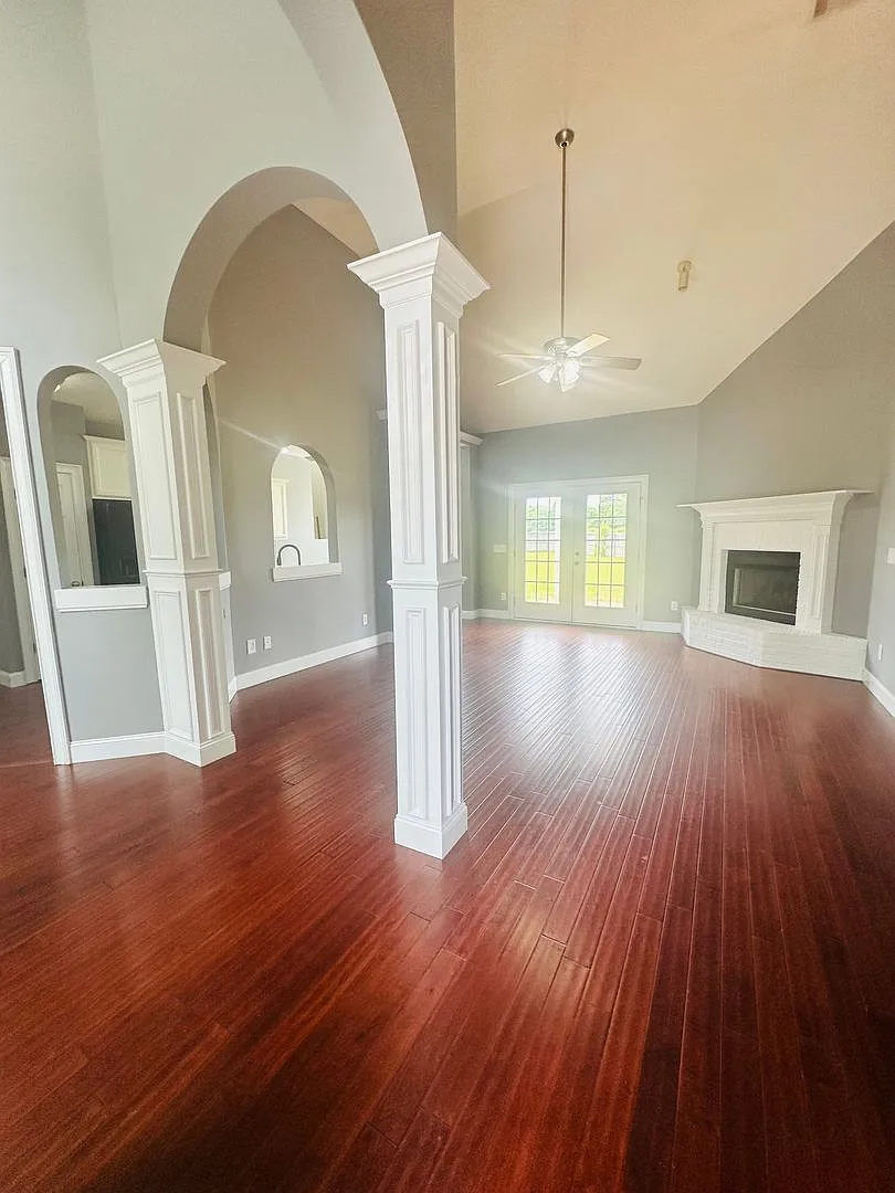 Spacious Home in a Prime Location! — Photo 3