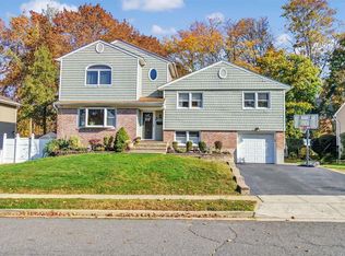 20 Eleanor Rd, Plainview, NY 11803